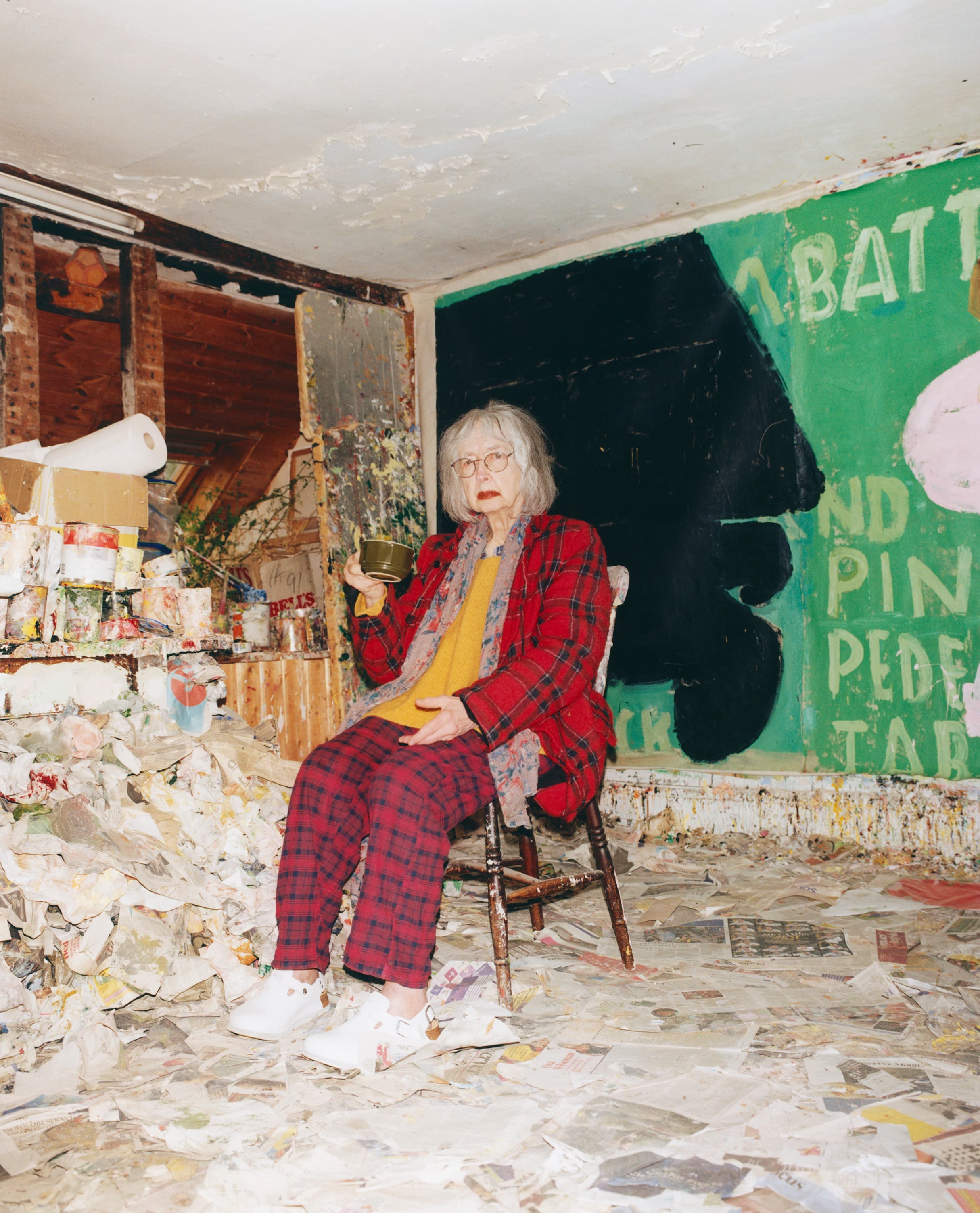 Foto von Rose Wylie in ihrem Atelier