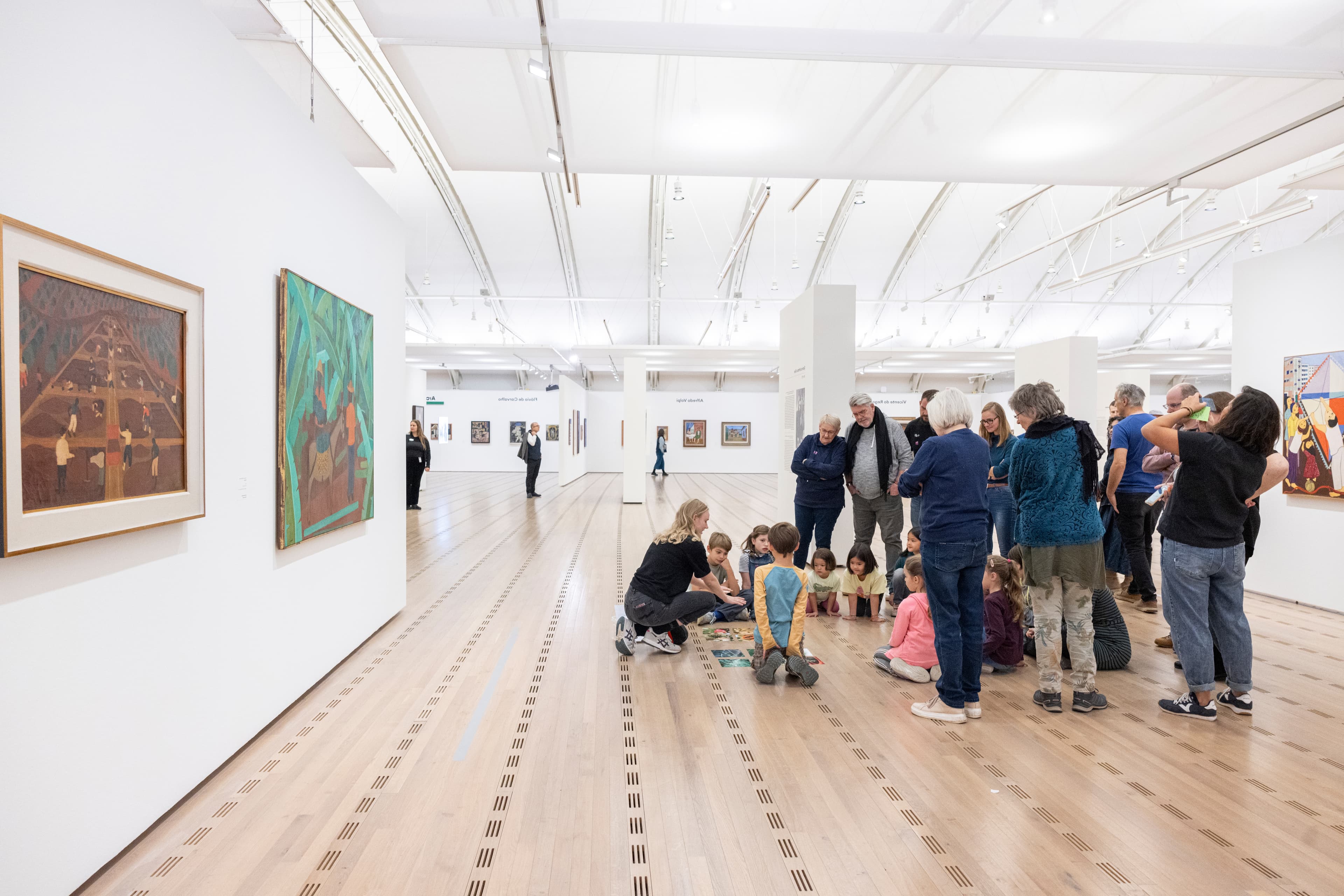 Eine grosse Gruppe Kinder und Erwachsene werden interaktiv durch die Ausstellung im Zentrum Paul Klee geführt