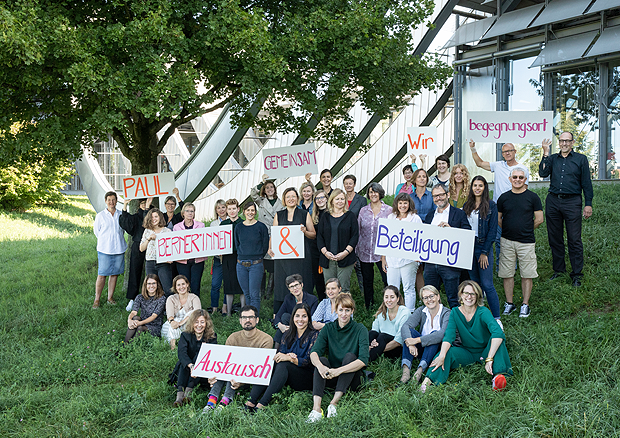 Gruppenfoto vor dem Zentrum Paul Klee mit dem Team von paul&ich
