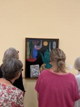 Vier Frauen von hinten, ein Werk von Paul Klee intensiv betrachtend.