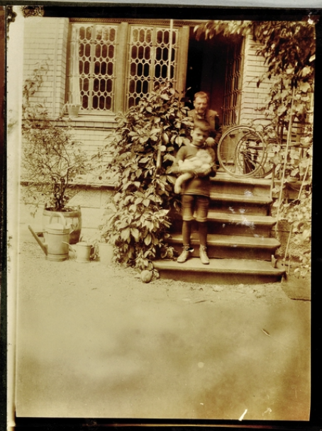 Paul und Felix Klee 1914 im Garten