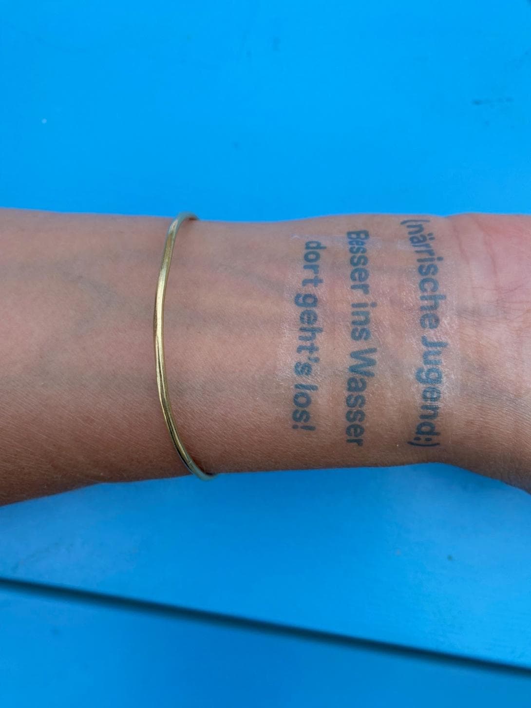 Klee-Tattoo "närrische Jugend besser ins Wasser, los geht's!"  auf Frauen Arm