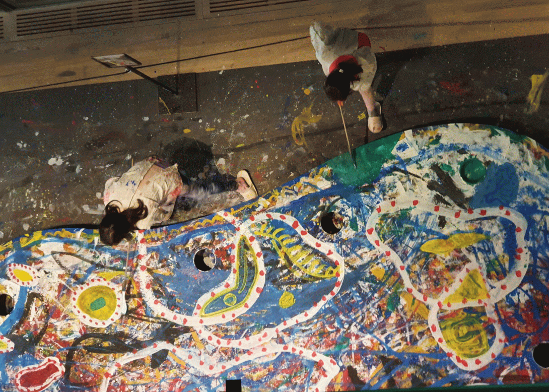 Aus der Vogelperspektive Blick auf das grosse Malatelier in der Interaktiven Ausstellung, in dem zwei Kinder malen