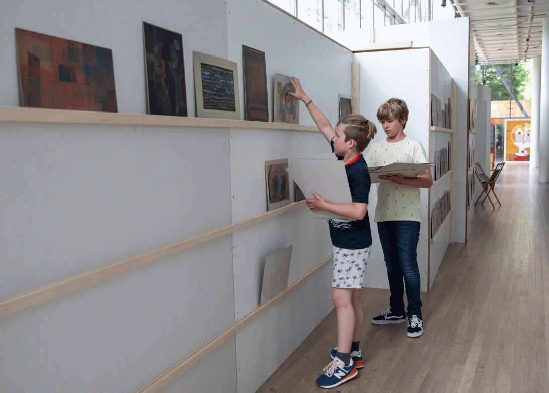 zwei jugendliche Jungen arrangieren in der Interaktiven Ausstellung Kunstwerke