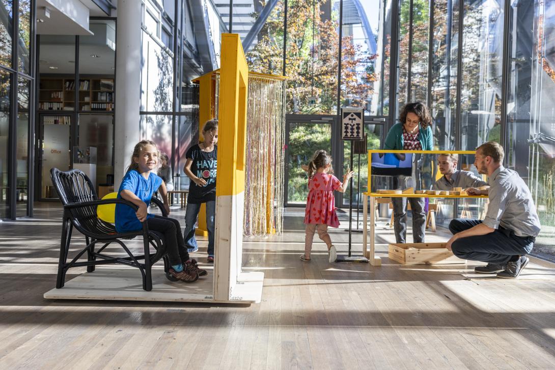 Blick in die Interaktive Ausstellung, in der ein paar Kinder und Erwachsene an unterschiedlichen Stationen gestalten.