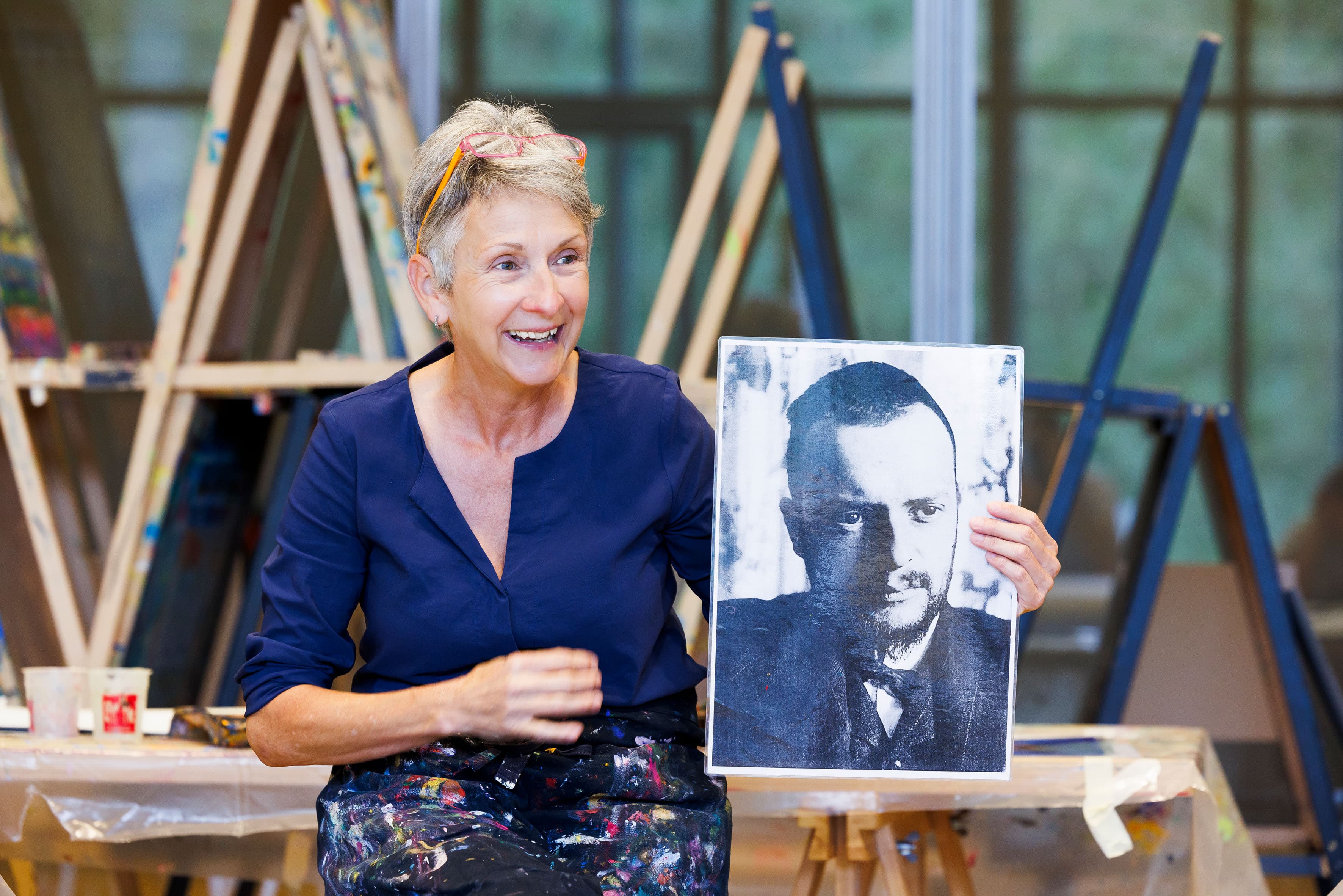 Kunstvermittlerin Verena Wyss zeigt ein Portraitfoto von Paul Klee