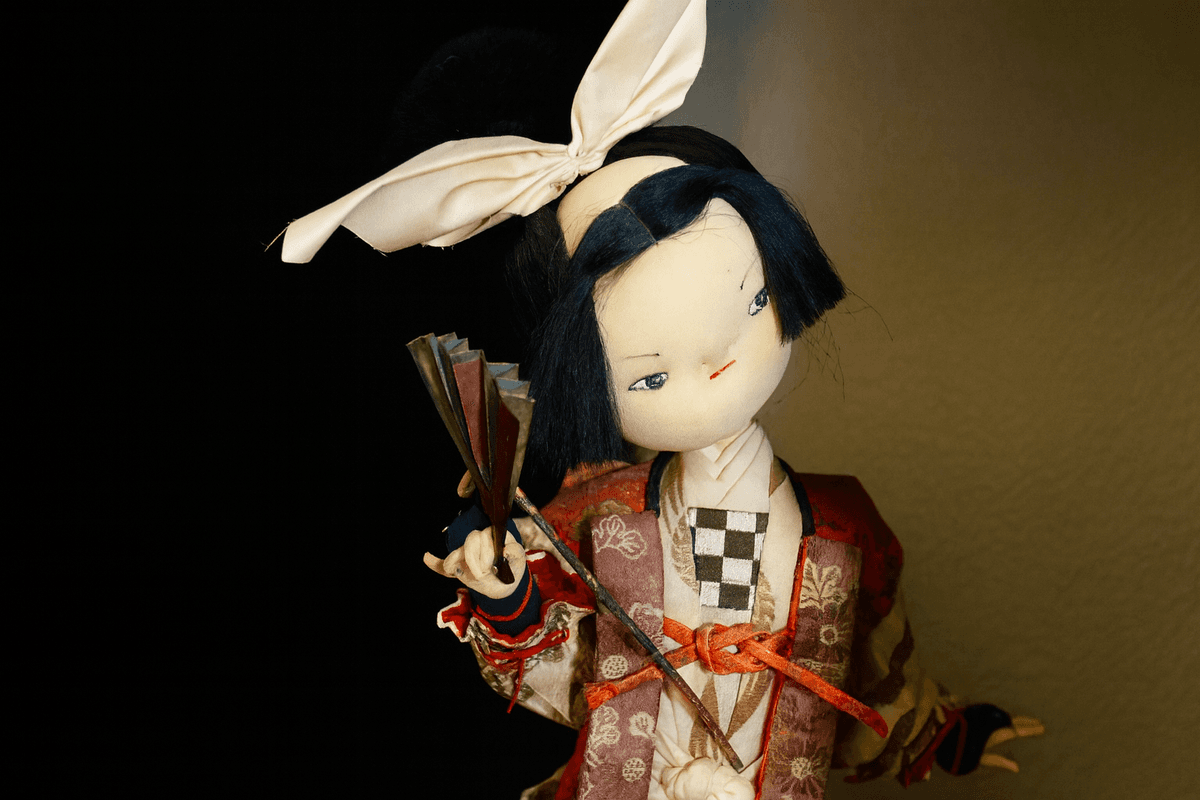 Eine Puppe aus dem japanischen Märchen „Momotaro – Der Pfirsichjunge“.
