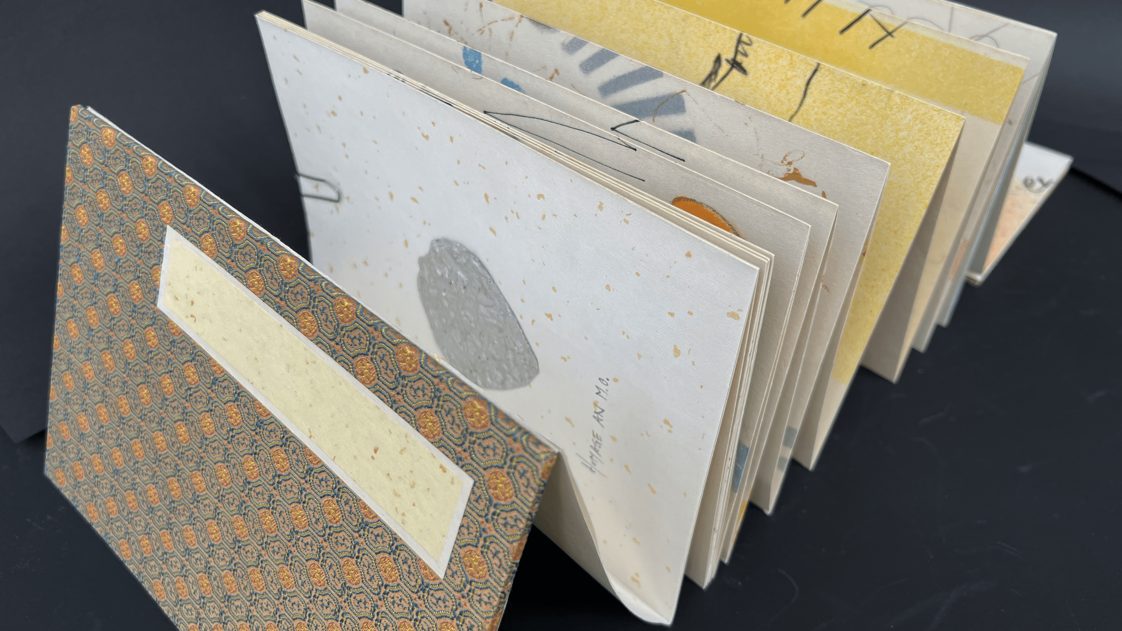 Ein aufgefalteter Leporello, inhaltlich ist jede Seite eigens künstlerisch gestaltet