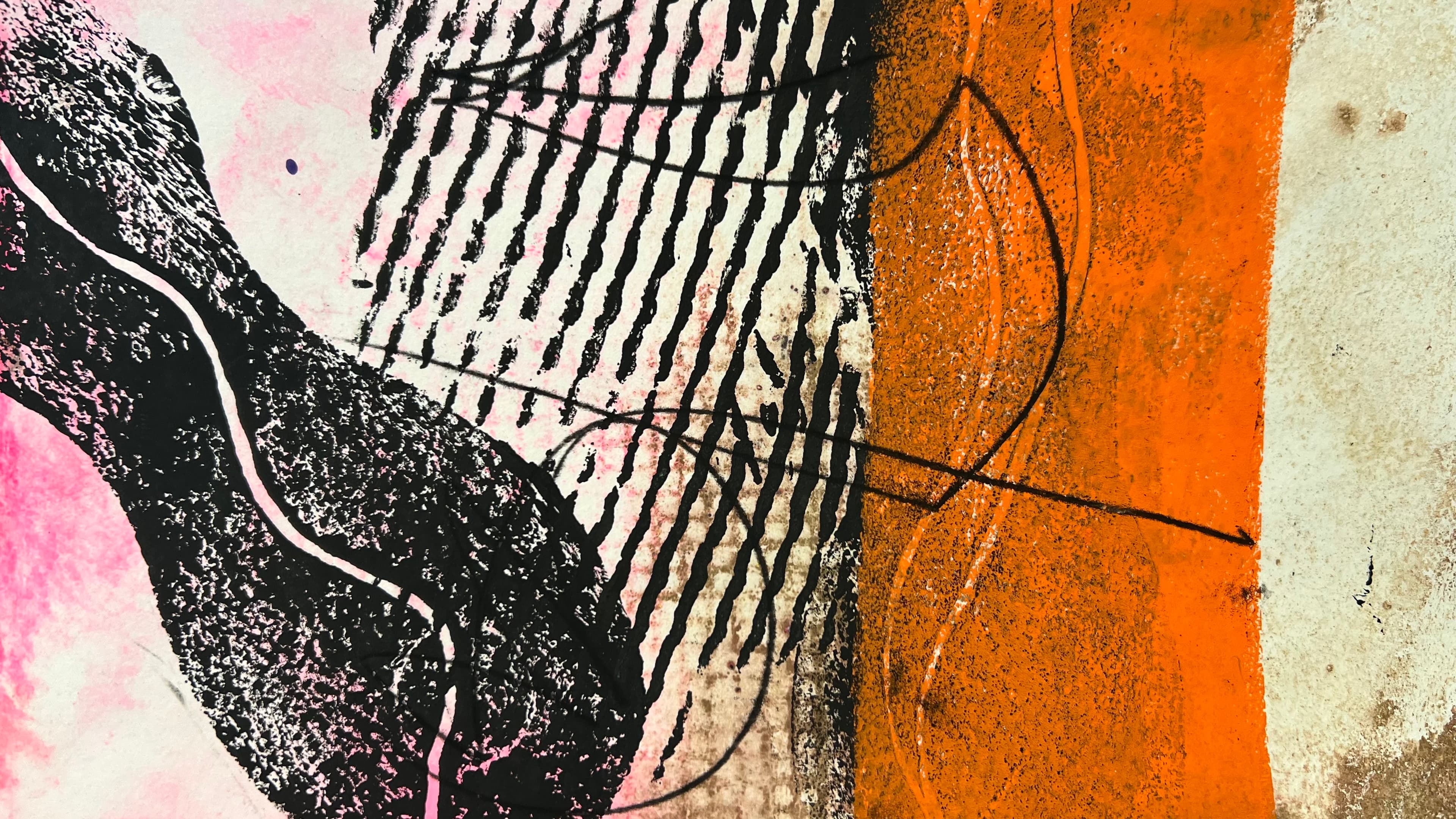 Ein gedrucktes Kunstwerk in hellen Farbtönen mit drüber gesetztem, schwarzem Muster und senkrechtem Balken in Orange