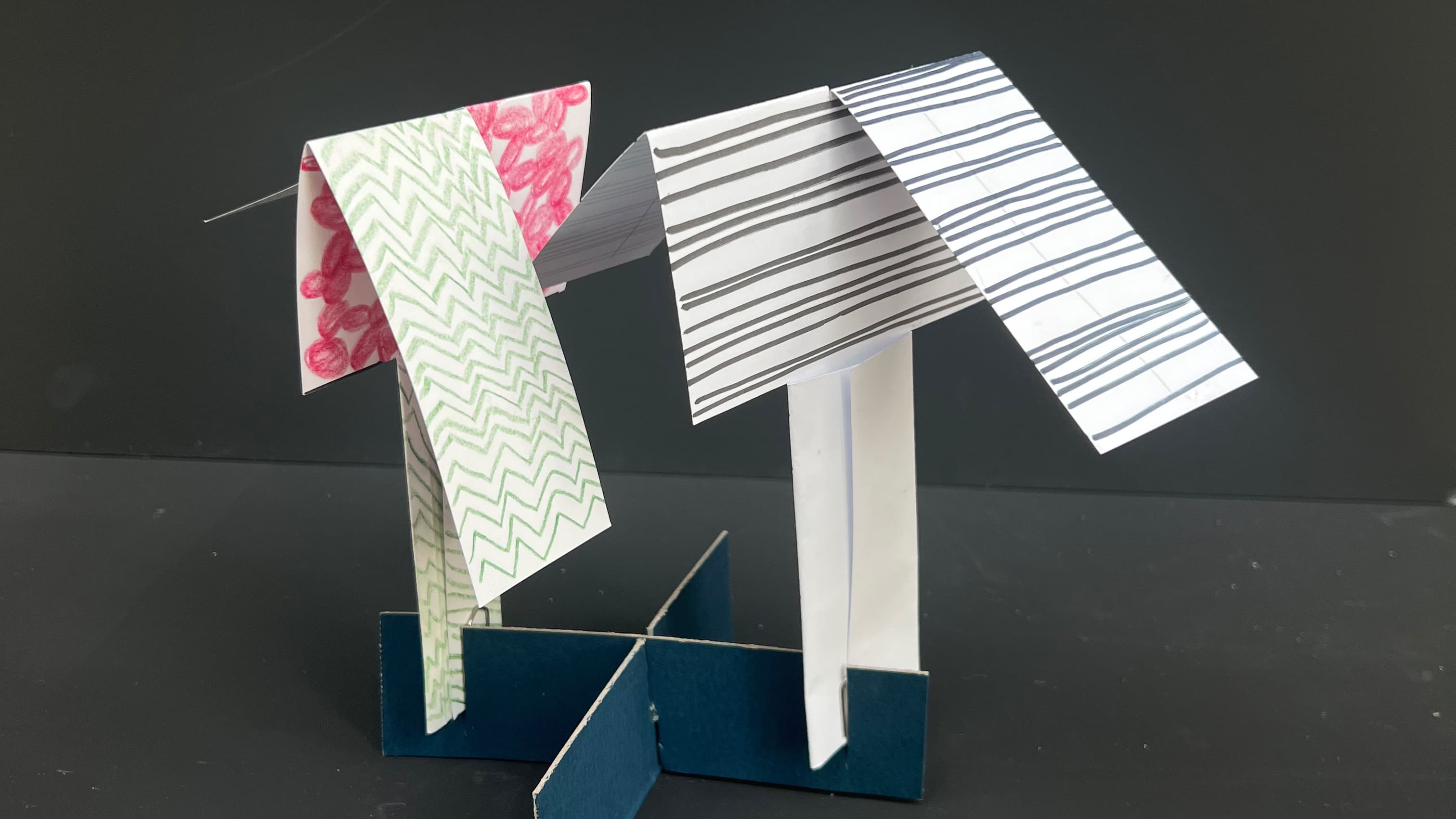 Zwei gefaltete Propeller aus Papier